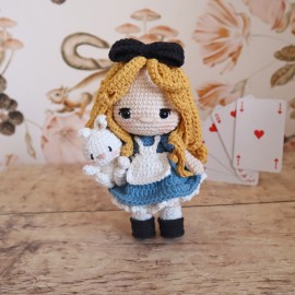 Patron "Alice au pays des merveilles et son doudou lapin"