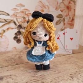 Patron "Alice au pays des merveilles et son doudou lapin"